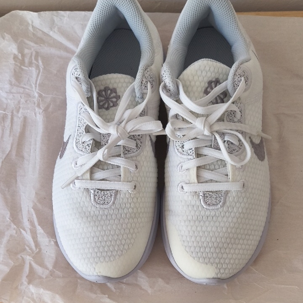 Nike Flex White and Gray Running Shoes - Picture 2 of 6